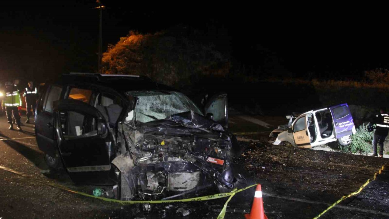 Ordu’da 2 hafif ticari araç kafa kafaya çarpıştı: 1 ölü, 2 yaralı