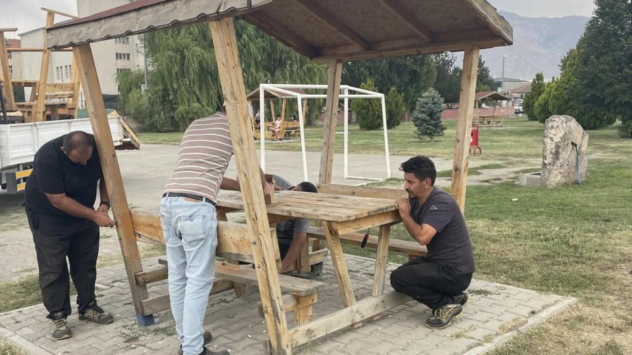 Belediye ekipleri şehir mobilyaları üretiyor