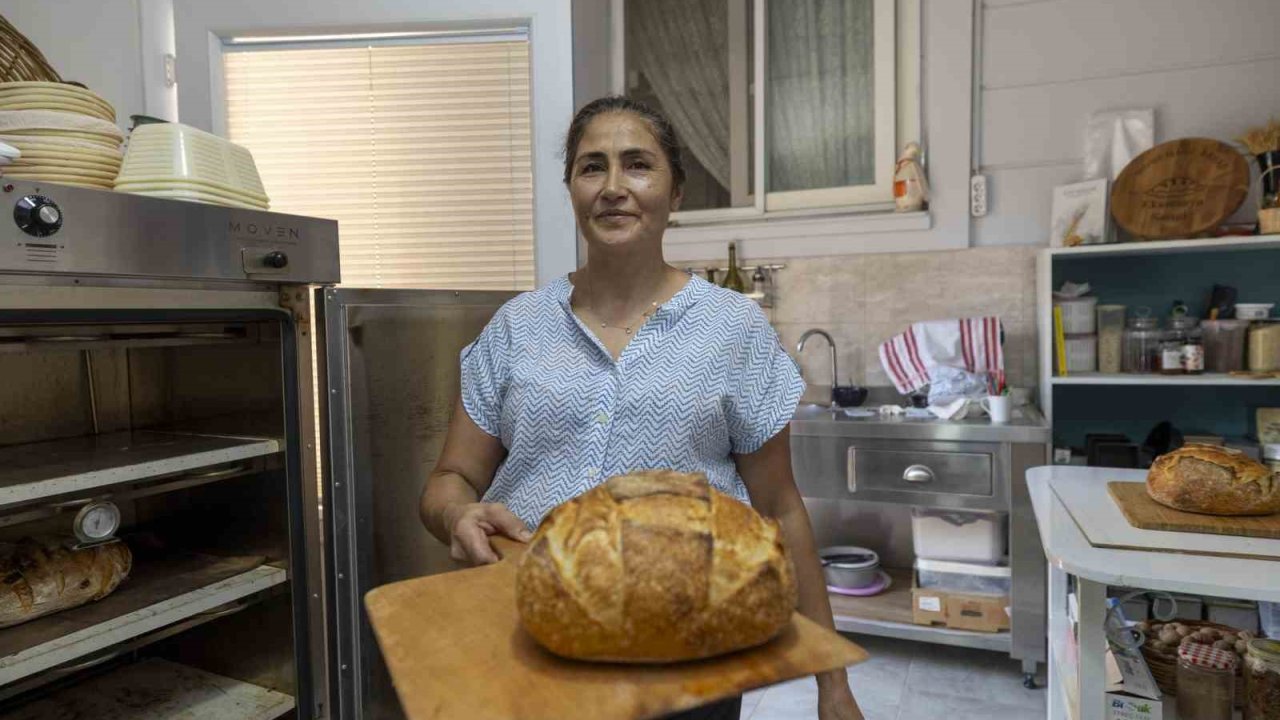 Kadın girişimci, mutfağında başladığı ekşi maya ekmek yolculuğunu atölyeye taşıdı