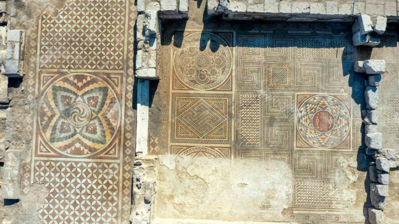 İç Anadolu’nun en büyük mozaik yapısında mezarlar bulundu