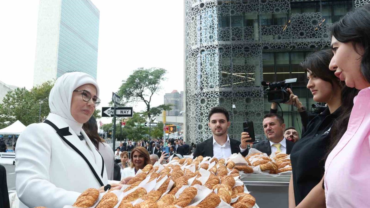 Emine Erdoğan, Türkevi’nin yakınına kurulan simit standını ziyaret etti