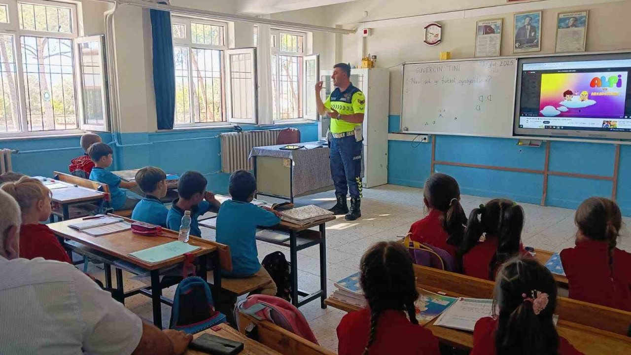 Karacasu’da ilkokul öğrencilerine trafik eğitimi
