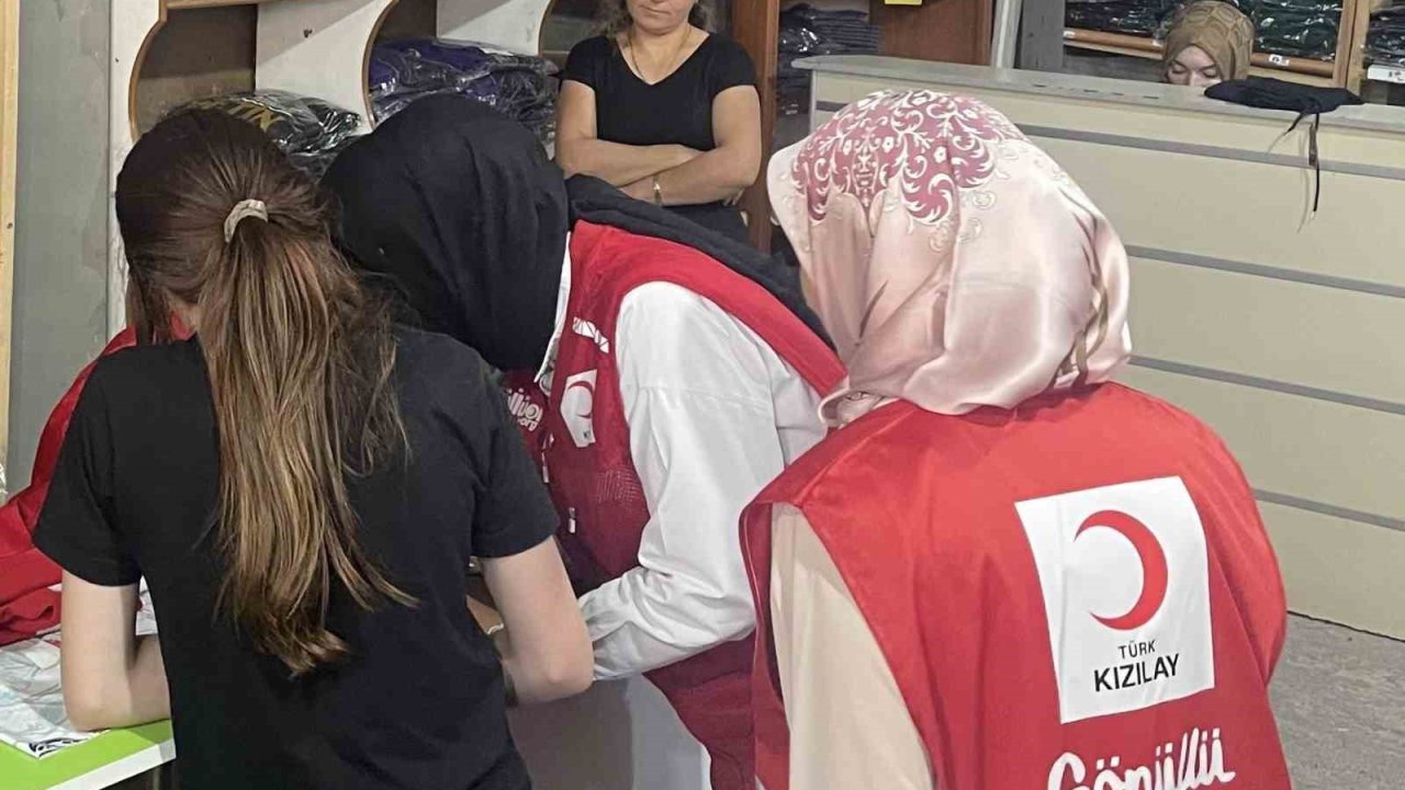 Uşak Kızılay’dan öğrencilere giyim desteği
