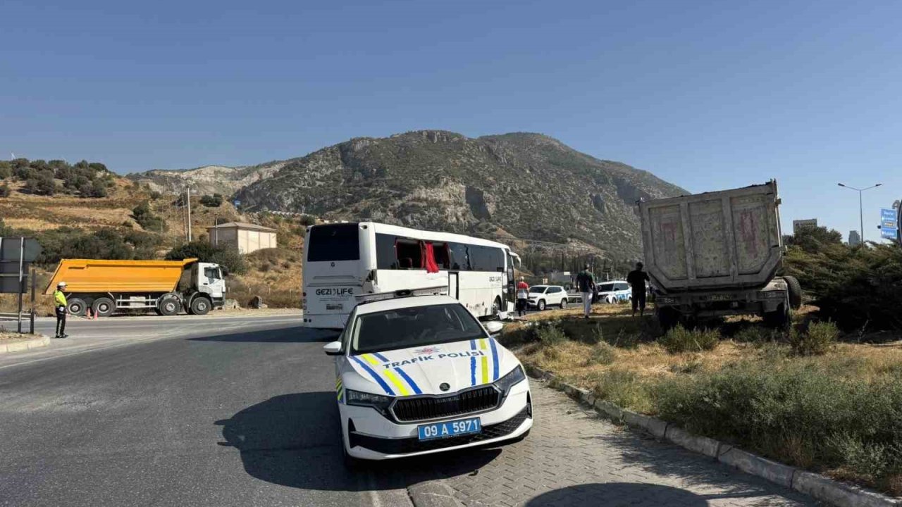 Söke’de freni tutmayan tır otobüse çarptı: "O anlar araç kamerasına yansıdı"