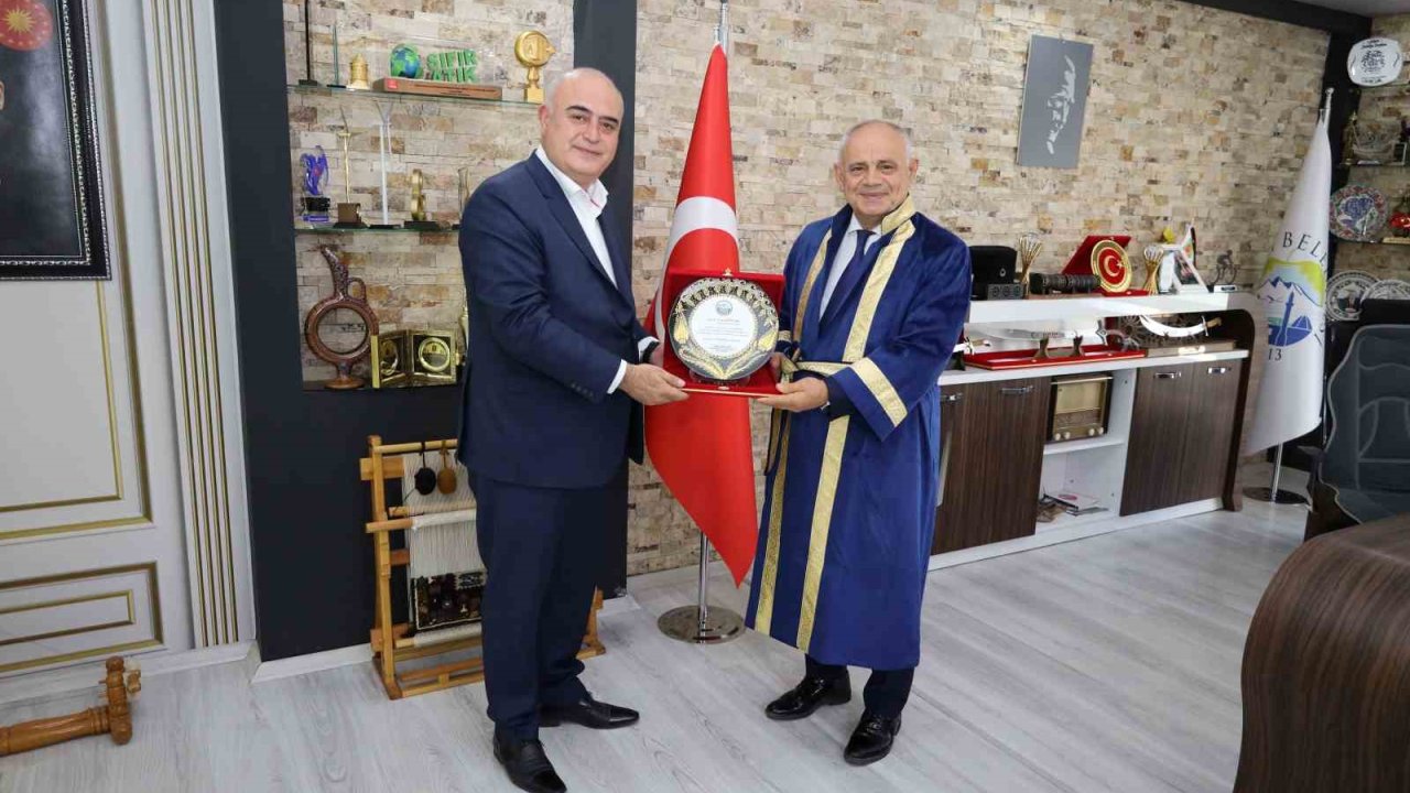 Yılın ‘Fahri Ahisi’ seçilen Yahyalı Belediye Başkanı Esat Öztürk’e ahilik kaftanı giydirildi