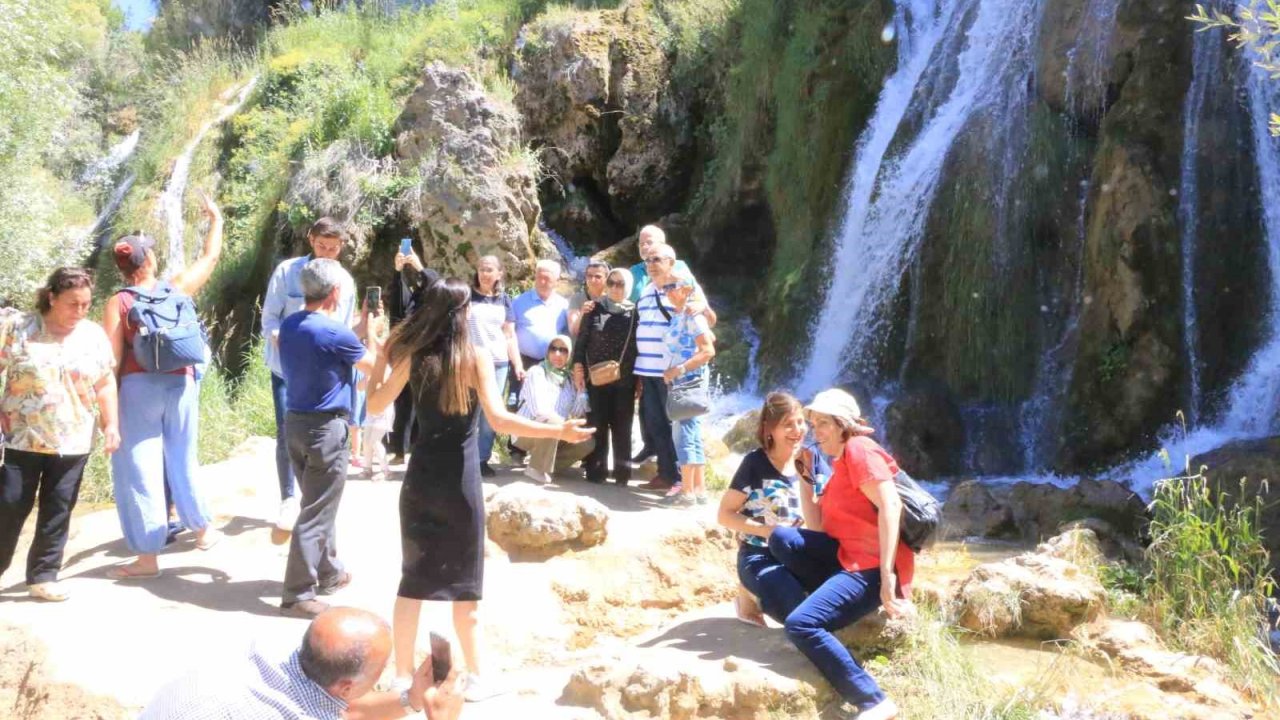 Üniversite öğrencilerinin gelmesiyle Girlevik Şelalesinde yoğunluk oluştu