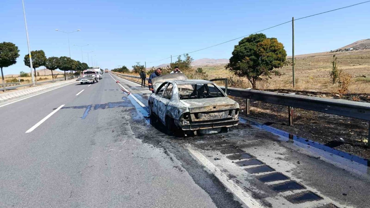 Van’da seyir halindeki İran plakalı otomobil alev alev yandı