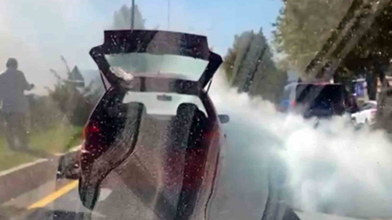 Araçtan çıkan dumanlar itfaiyeyi alarma geçirdi