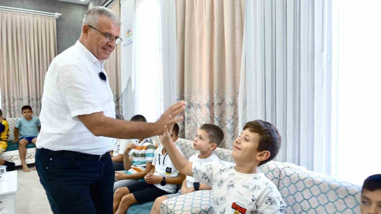 Başkan Elbi’den çocuklara hem sürpriz hem gelecek vizyonu