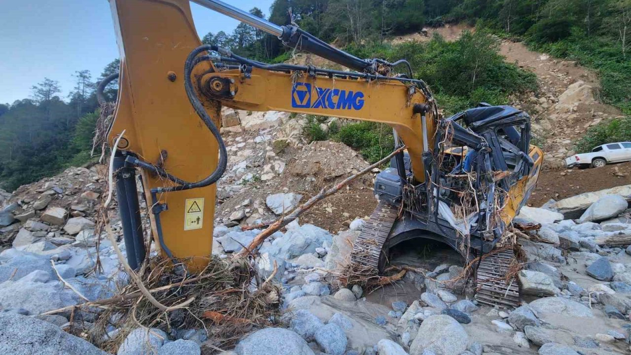 Rize’deki sel ve heyelanlar sonrası 4 gündür yolu kapalı olan Deremezra Köyü’ne ulaşım sağlandı