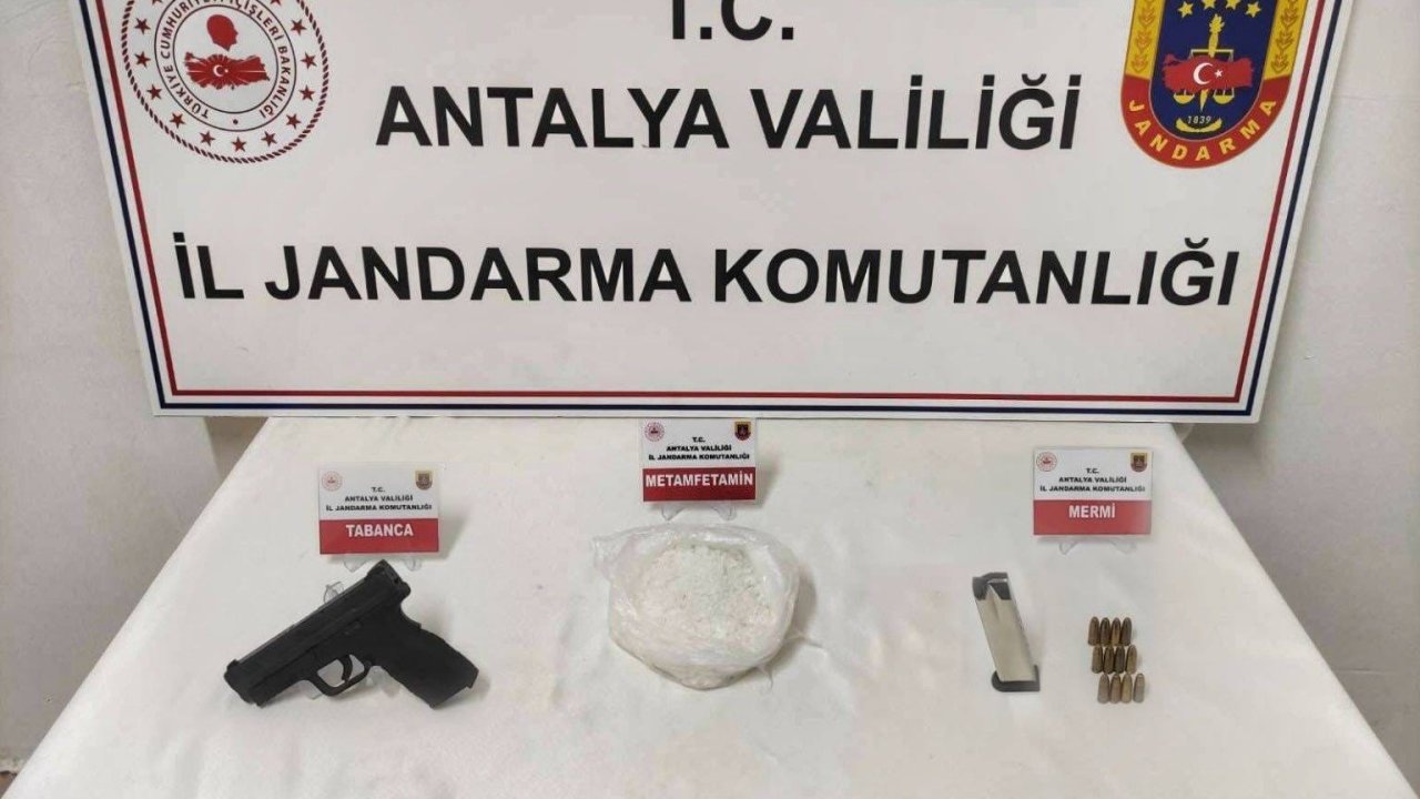 Antalya’da uyuşturucu ve kaçak silah operasyonu: 1 kilo metamfetamin ele geçirildi