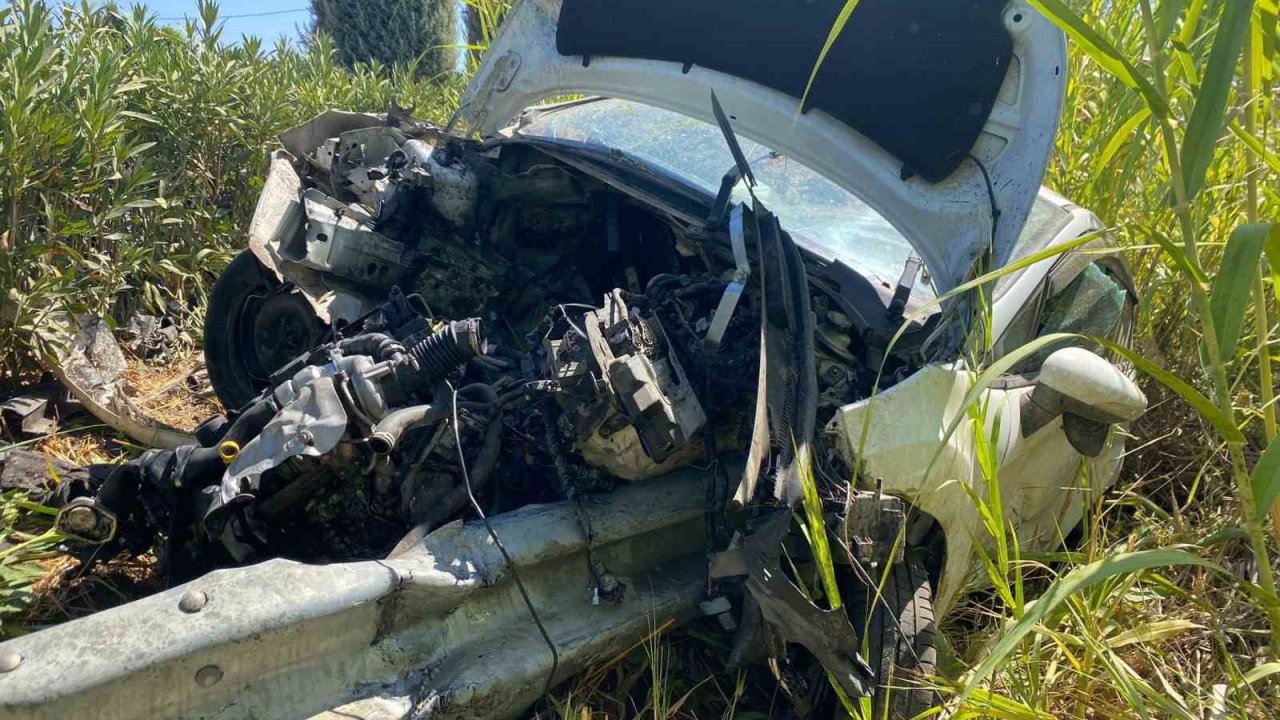 Yoldan çıkan otomobilin motoruna demir bariyer saplandı: 1 yaralı