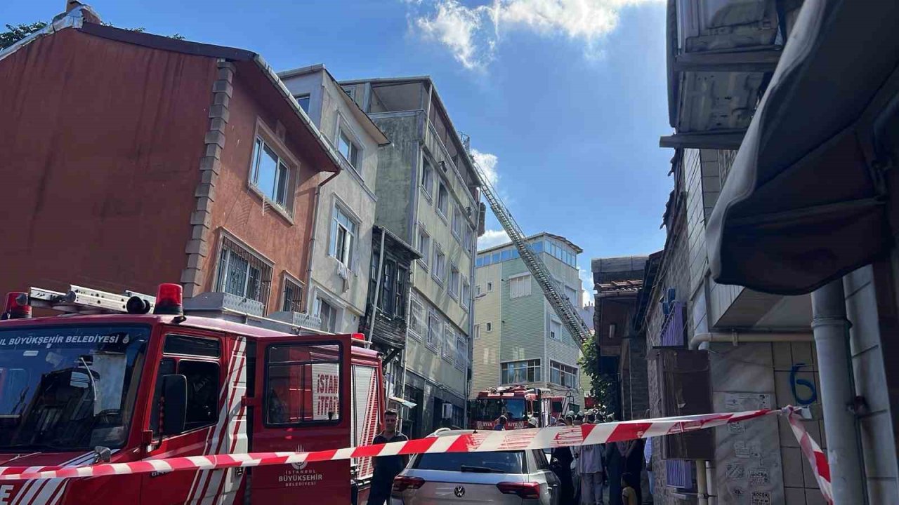 Fatih’te 5 katlı binada korkutan yangın