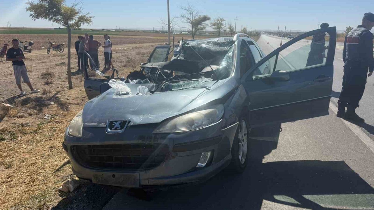 Tıra arkadan çarpan otomobil hurdaya döndü: 2 yaralı