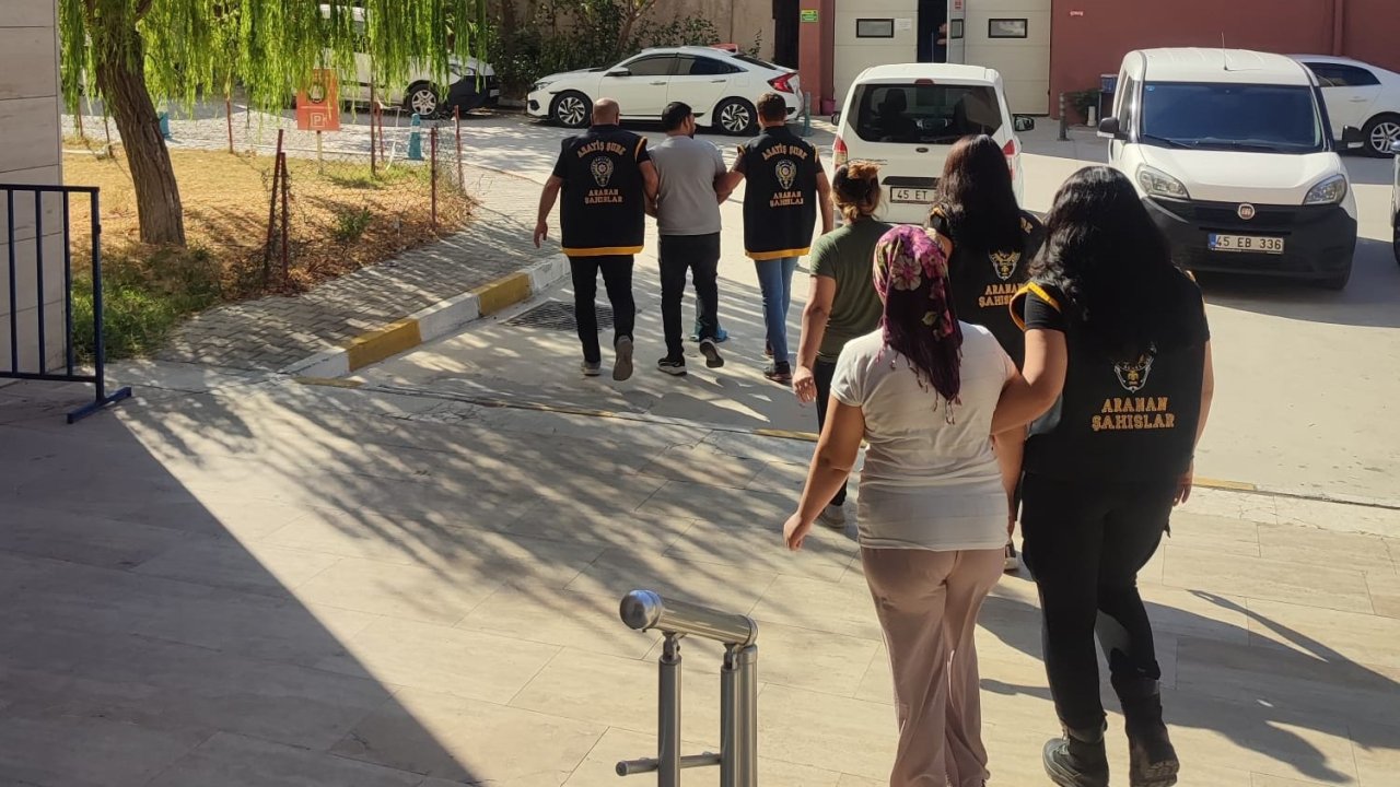 Manisa’da 3 firari şahıs aynı evde yakalandı