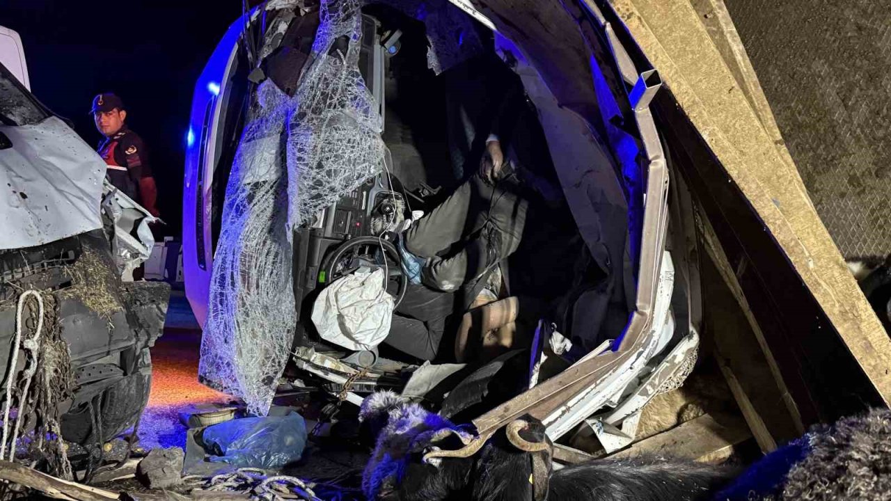 Diyarbakır’da iki kamyonet çarpıştı: 2 ölü, 1 yaralı