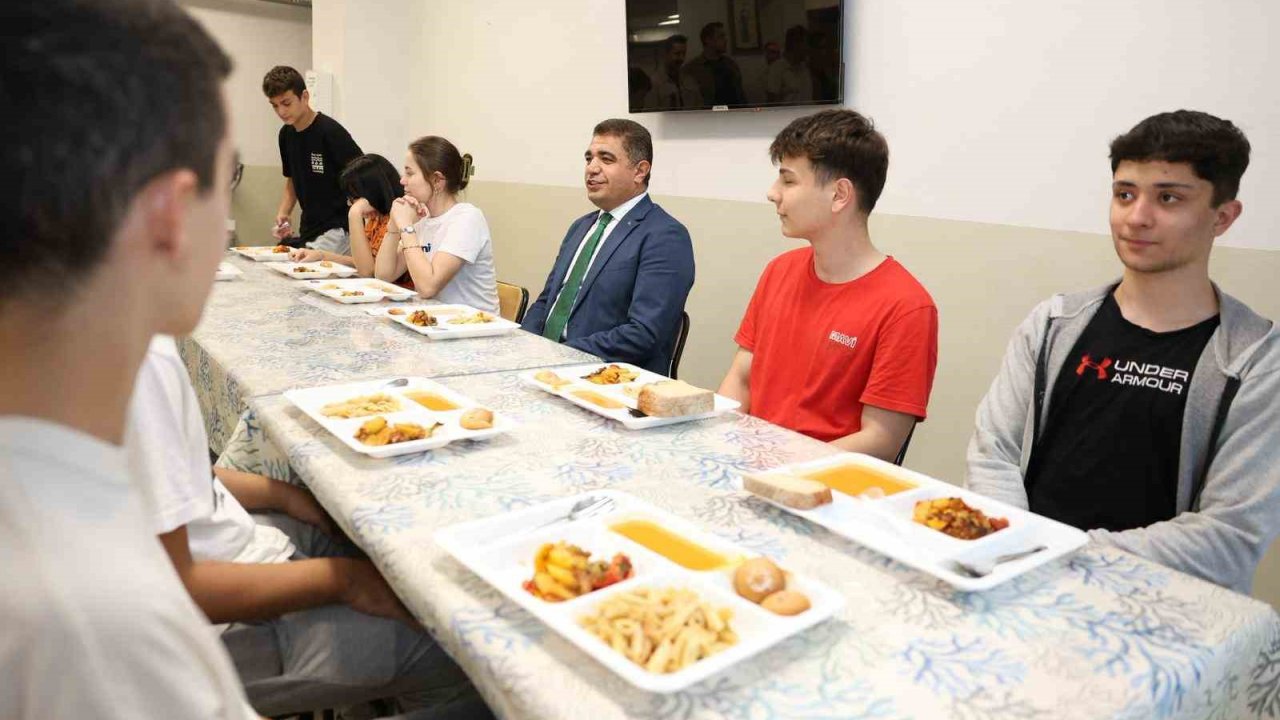 Vali Aslan akşam yemeğinde öğrencilerle buluştu