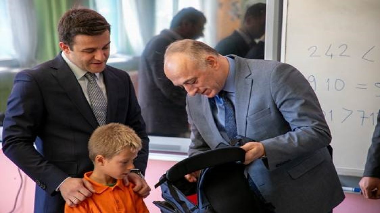 500 öğrenciye okul çantası hediye edildi