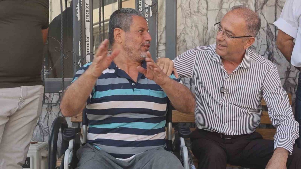 Başkan Yapar, engelli vatandaşa verdiği sözü tutarak tekerlekli sandalyeyi teslim etti