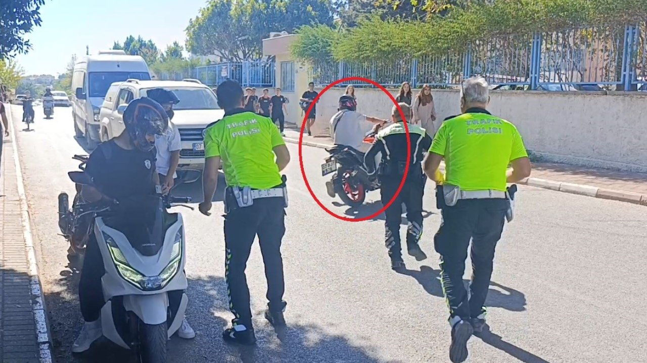 Denetime takılan motosikletli polisin arkasını dönmesini fırsat bilip ’U’ dönüşü yaparak kaçtı