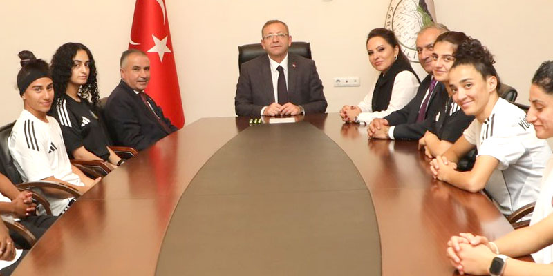 Vali Ziya Polat, Yüksekova Spor Kulübü Heyetini Kabul Etti