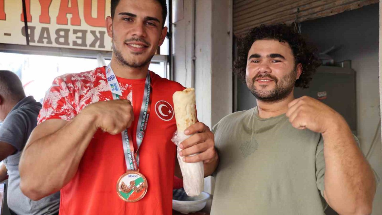 Kebap tezgahından dünya kürsüsüne: bilek güreşinde dünya üçüncüsü oldu