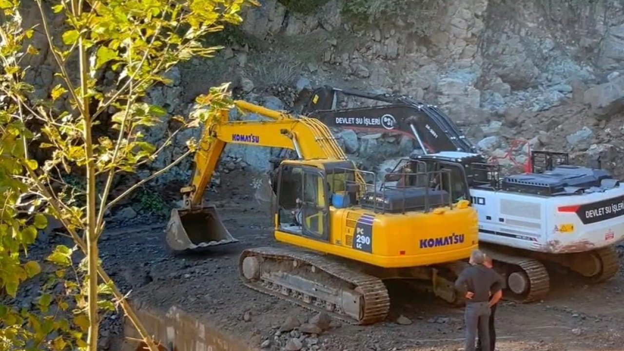 Rize’de sel ve heyelanlar sonrası riskli kayalara ilginç temizlik