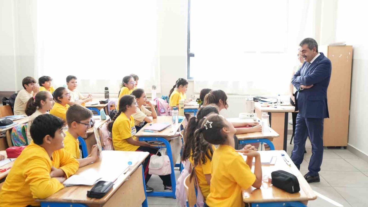 Bakan Tekin’den Gaziantep’te sürpriz okul ziyareti