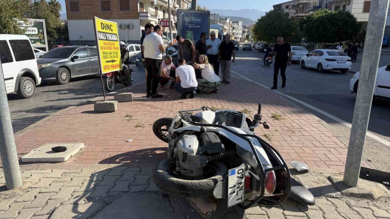 Gazipaşa’da minibüs ile motosiklet çarpıştı: 1 yaralı