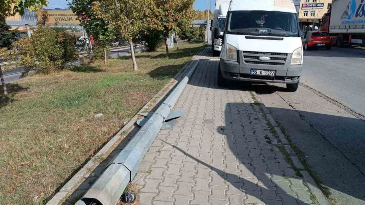 Minibüs, yıkılan direkten santimlerle kurtuldu