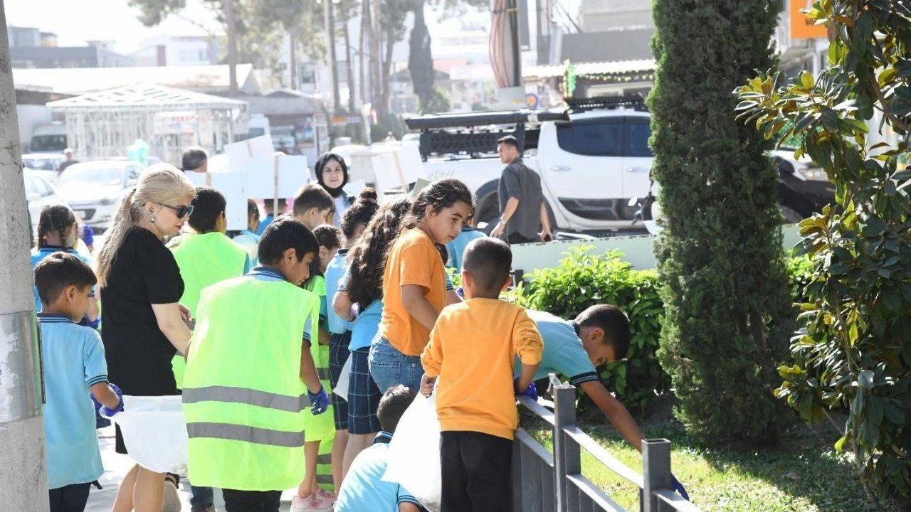 Osmaniye’de öğrenciler caddede yere atılan sigara izmaritlerini topladı