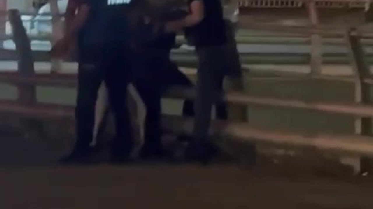 Köprülü kavşaktan kendisini atmak isteyen kadını polis engelledi