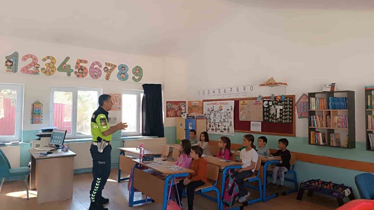 Eğirdir jandarmasından minik öğrencilere trafik eğitimi