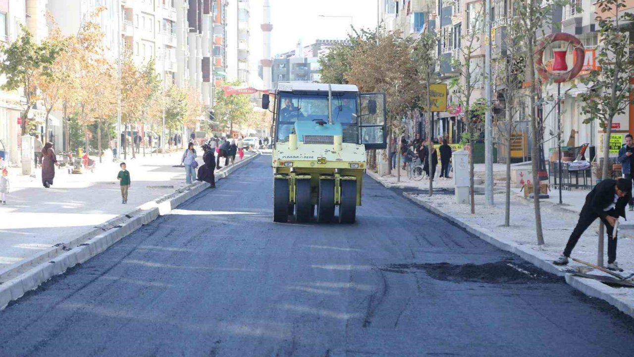 Suvaroğlu Caddesi’nde sıcak asfalt serimi yapılıyor
