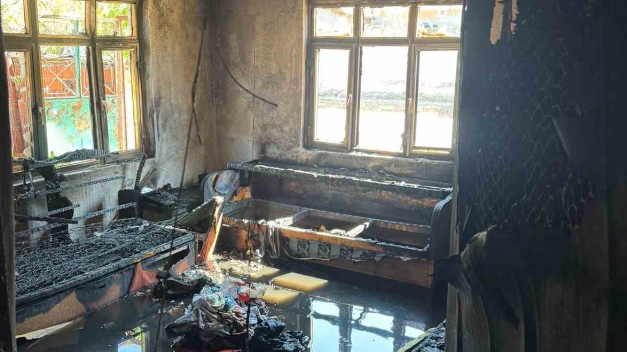 Sındırgı’da elektrik kontağından çıkan yangında ev küle döndü