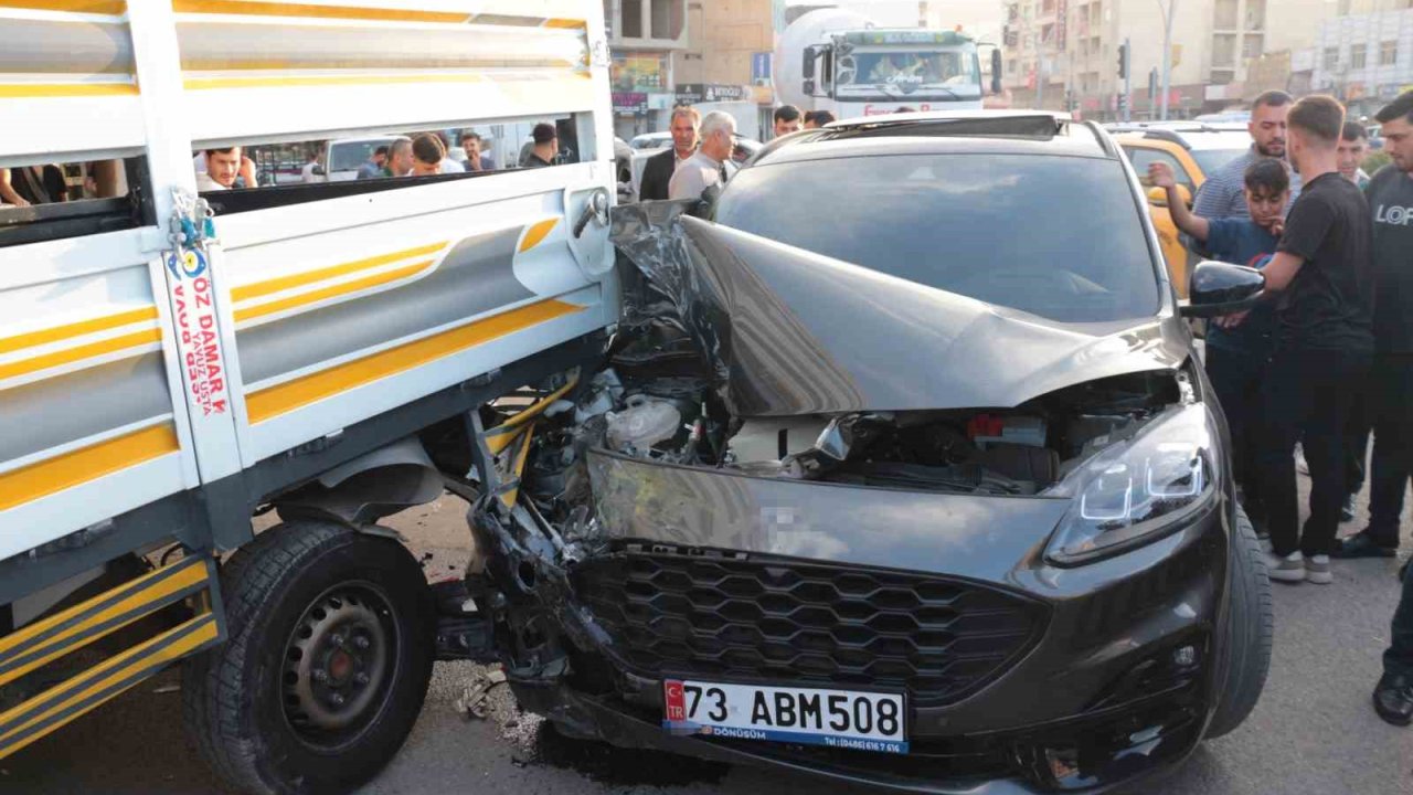 Cizre’de maddi hasarlı zincirleme kaza