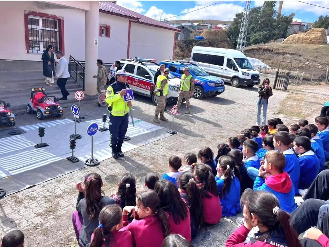 Kars Jandarmadan Öğrencilere Trafik Farkındalık Eğitimi