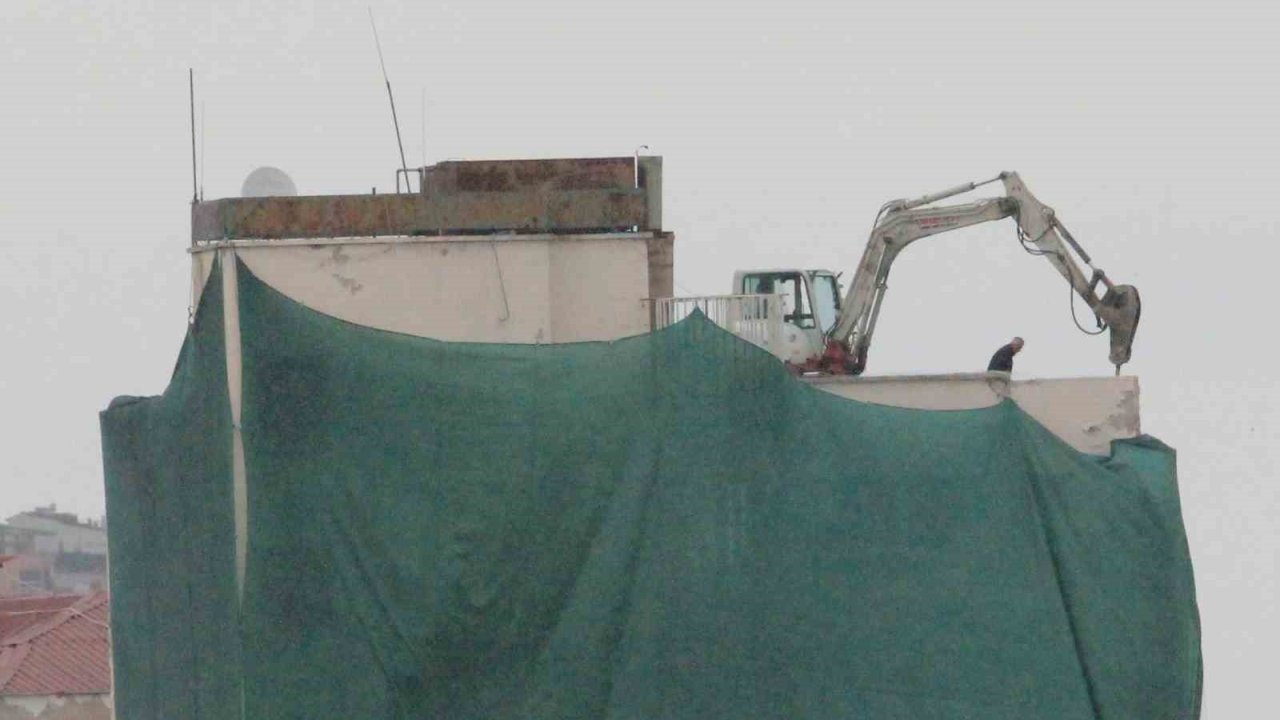 Deprem riski taşıyan eski yurt binasının yıkımına başlandı