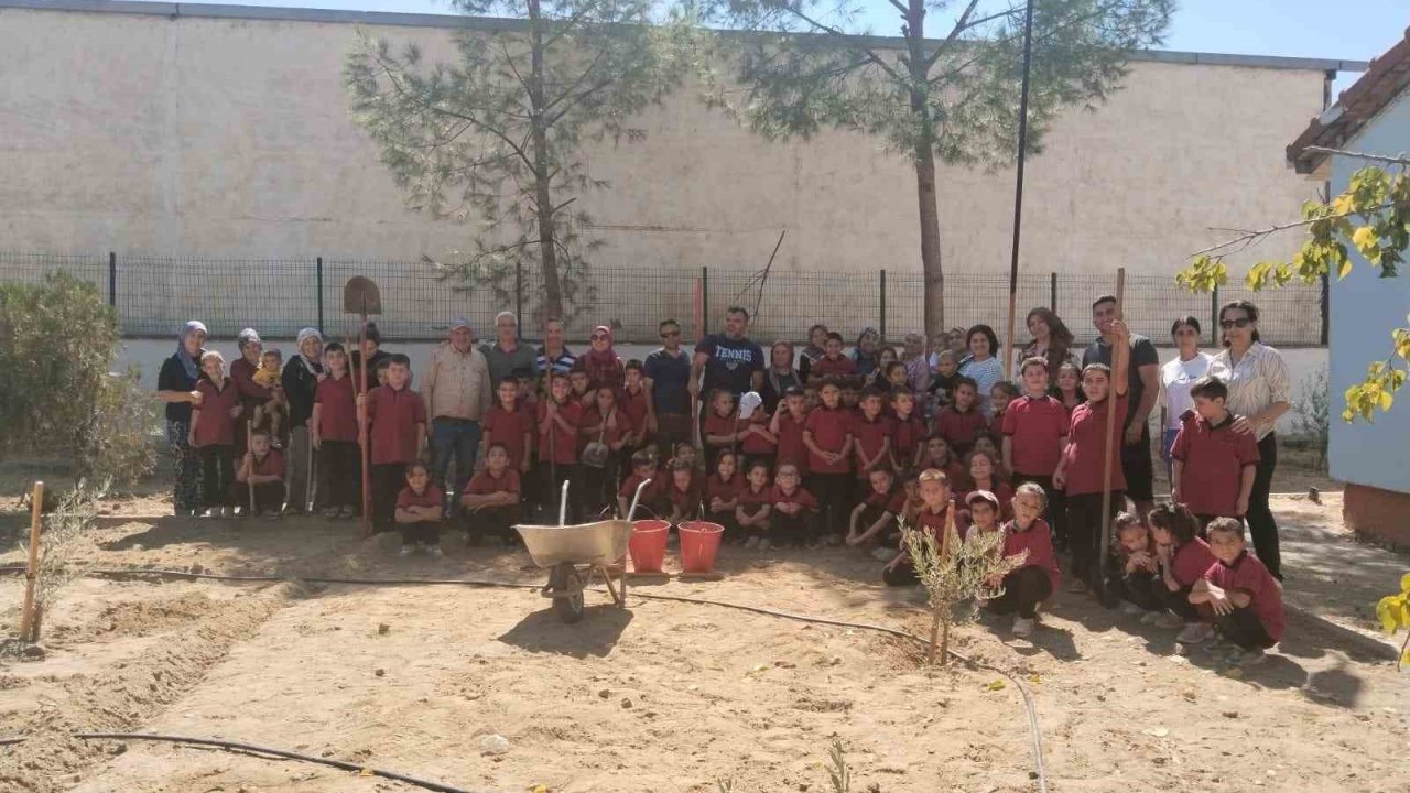 Okul bahçesinde fidan diktiler