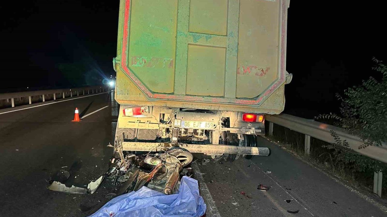 Motosiklet sürücüsü kamyona arkadan çarptı: 1 ölü