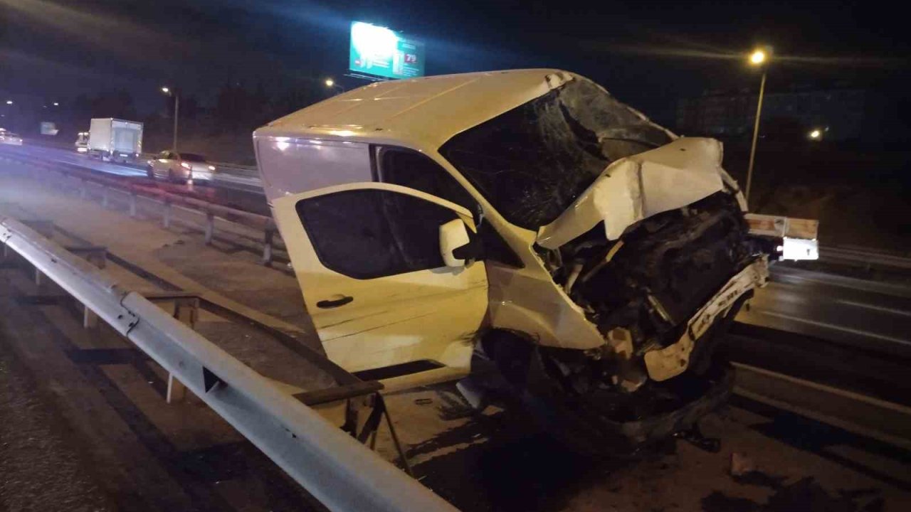 Tem’de kontrolden çıkan panelvan bariyere girdi: 1 yaralı