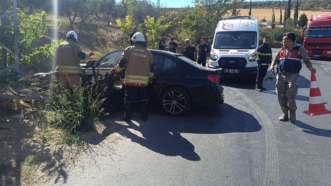 Yol kenarına devrilen otomobilin sürücüsü yaralandı