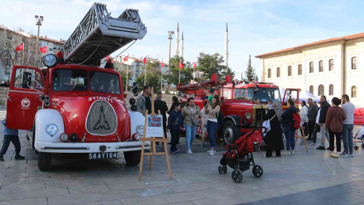 Sivas itfaiyesinin emektarları görücüye çıktı