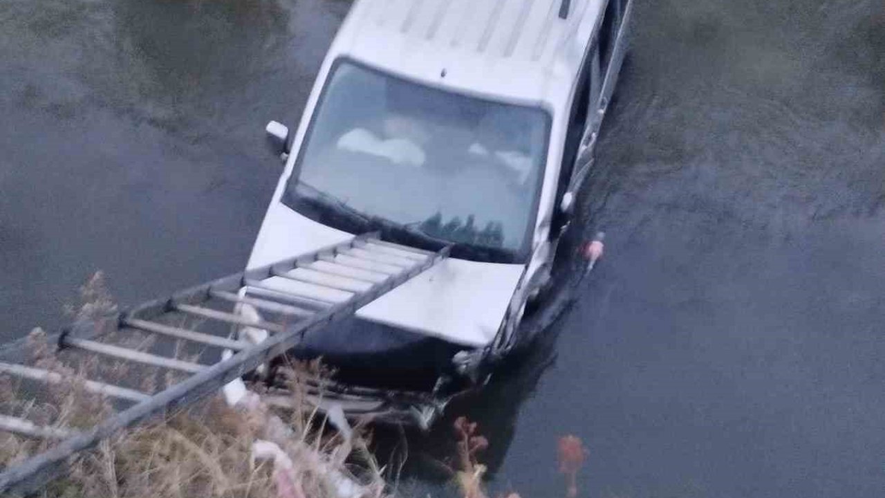 Kars Çayı’na hafif ticari araç düştü: 1 yaralı