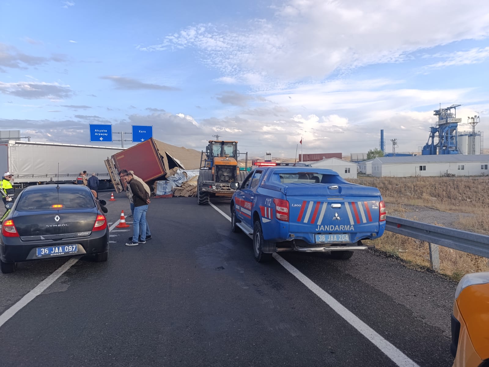 Kars’ta kereste yüklü tır devrildi
