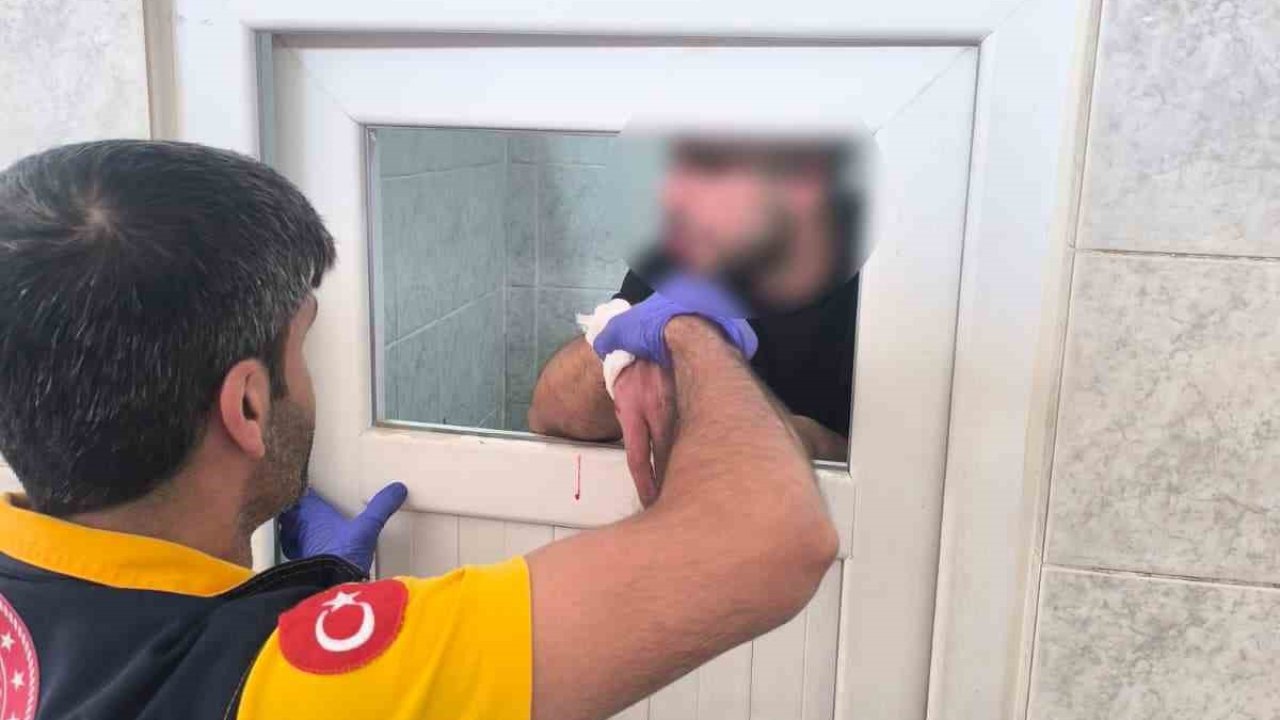 Madde krizine giren kişi caminin tuvalet camlarını parçaladı