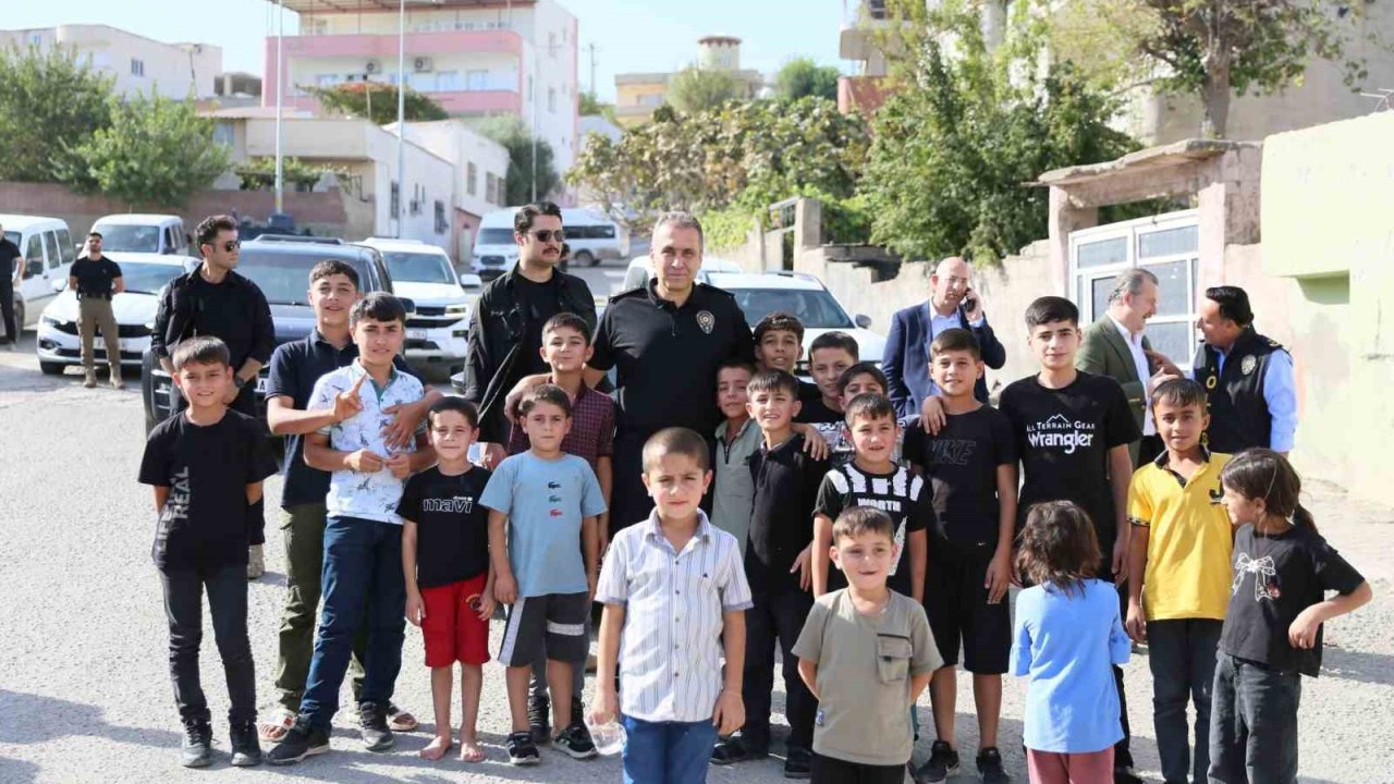 Şırnak Emniyet Müdürü Sazak çocuklarla oyun oynayıp esnafla sohbet etti