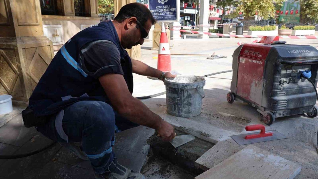 Tarihi caminin kırık taşları ve zemini onarılıyor