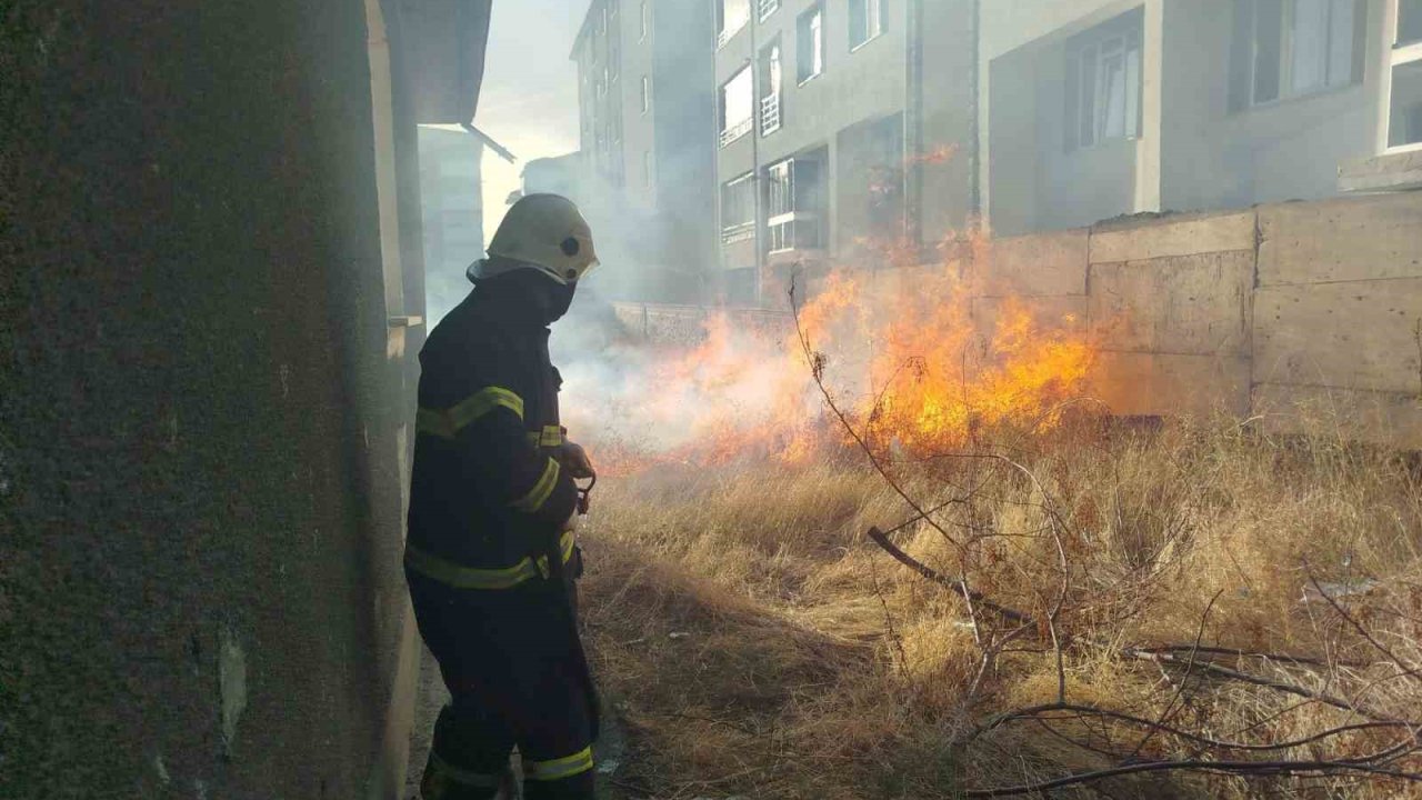 Bahçede çıkan örtü yangını itfaiye ekiplerince söndürüldü