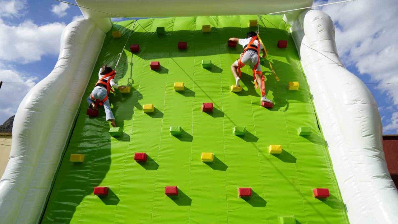 Gümüşhane’de düzenlenen şenlikte yüzlerce çocuk doyasıya eğlendi